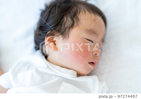 お昼寝している赤ちゃん。 お昼寝している赤ちゃん。 97274407