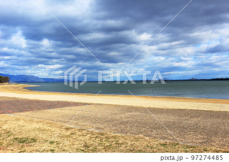 冬の雲におおわれた薄日の射す琵琶湖岸の風景 冬の雲におおわれた薄日の射す琵琶湖岸の風景 97274485