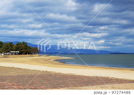 冬の雲におおわれた薄日の射す琵琶湖岸の風景 冬の雲におおわれた薄日の射す琵琶湖岸の風景 97274486