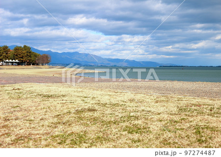 冬の雲におおわれた薄日の射す琵琶湖岸の風景 冬の雲におおわれた薄日の射す琵琶湖岸の風景 97274487