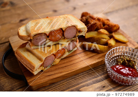 三種類のソーセージのホットサンド 97274989