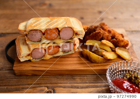 三種類のソーセージのホットサンド 97274990
