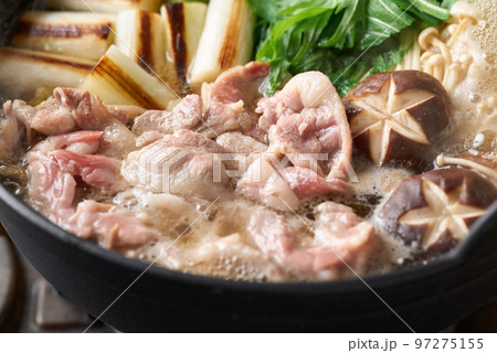 熱々の鴨鍋 97275155