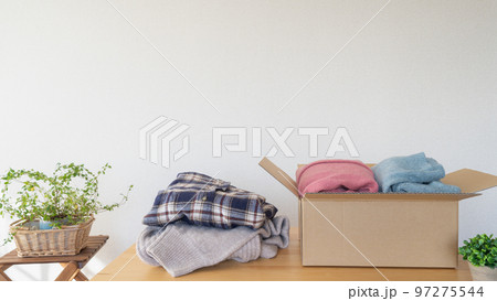 段ボールに入れた服|衣替え・断捨離・リサイクル イメージ 段ボールに入れた服|衣替え・断捨離・リサイクル イメージ 97275544