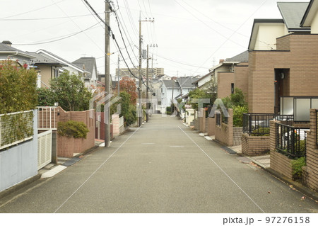 高評価レビュー 初冬の横浜市青葉区の住宅街の風景の写真素材 [97276158] - PIXTA その他