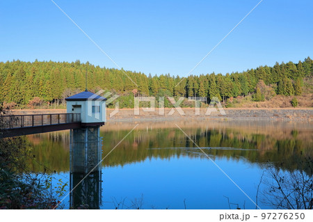 冬の塩田ダム　取水塔 97276250