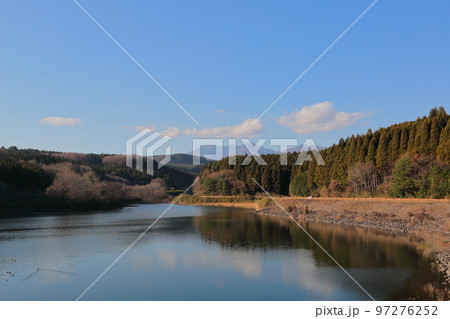 栃木県 冬の塩田ダムのダム湖 栃木県 冬の塩田ダムのダム湖 97276252