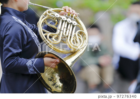 マーチングバンド　パレード　楽器 97276340
