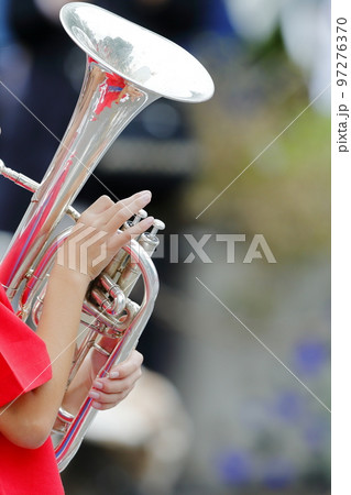 マーチングバンド　パレード　楽器 97276370