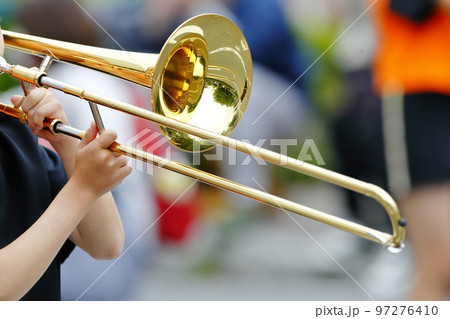 マーチングバンド　パレード　楽器 97276410
