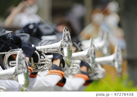 マーチングバンド　パレード　楽器 97276438