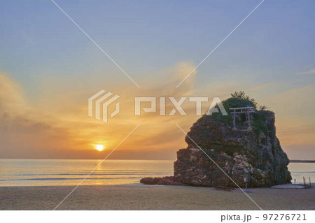 稲佐の浜の夕日 97276721