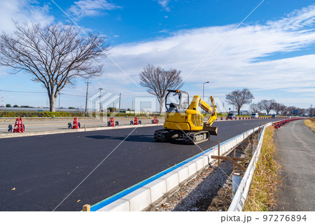 幹線道路の車線を増やす工事 国道17号上武道路上り方向 2022.12　b-1 97276894