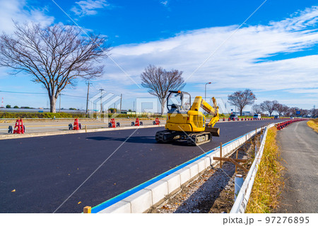 幹線道路の車線を増やす工事 国道17号上武道路上り方向 2022.12　b-2 高彩度 97276895