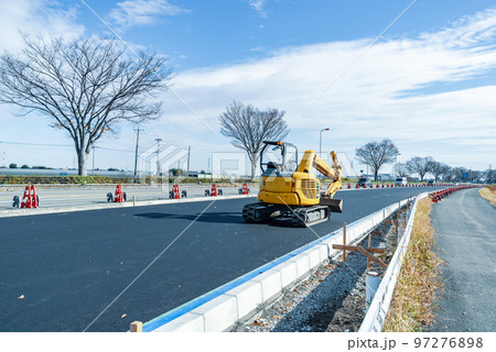 幹線道路の車線を増やす工事 国道17号上武道路上り方向 2022.12　b-4 クールカラー 97276898