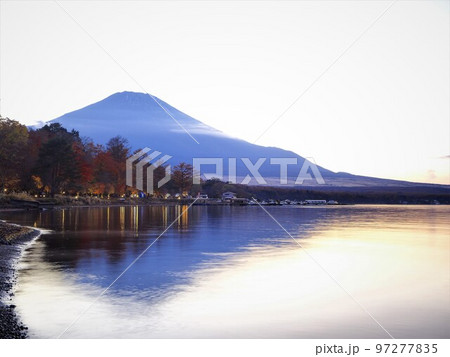 山梨県　山中湖　湖畔の紅葉と富士　11月 97277835