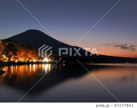 山梨県 山中湖 夕暮れの湖畔の紅葉と富士 11月 山梨県 山中湖 夕暮れの湖畔の紅葉と富士 11月 97277841