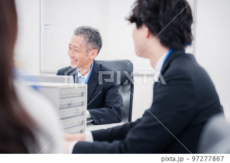 オフィスで働くミドルマネジメントの男性 97277867