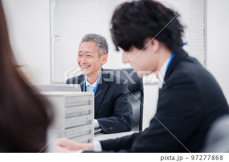 オフィスで働くミドルマネジメントの男性 97277868