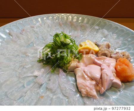 フグに匹敵する美味しさ、カワハギの生ちり 97277932