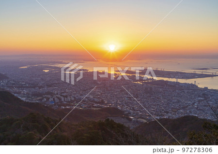掬星台から眺める日の出の風景　神戸市灘区摩耶ロープウェイ星の駅にて 97278306