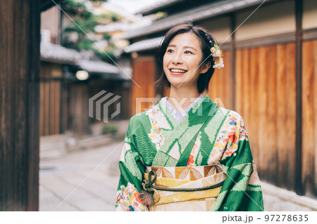 京都の街を観光する着物の女性 97278635
