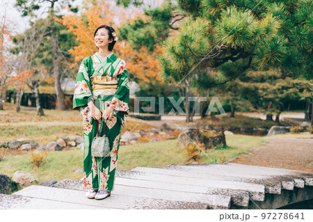 庭園を歩く着物の女性 97278641