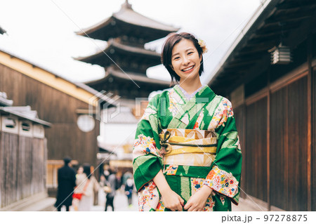 京都観光をする着物の女性 97278875