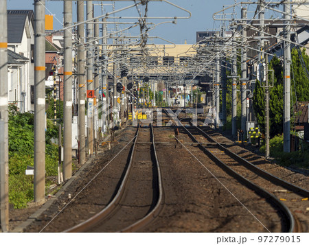 街の中を通る鉄道路線の風景 街の中を通る鉄道路線の風景 97279015