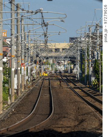 街の中を通る鉄道路線の風景 街の中を通る鉄道路線の風景 97279016