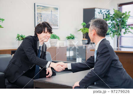 B2B商談で握手を交わすビジネスマン 97279026