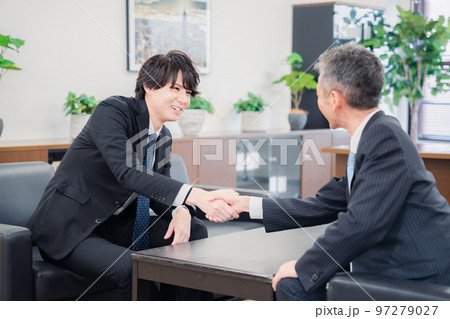 B2B商談で握手を交わすビジネスマン 97279027