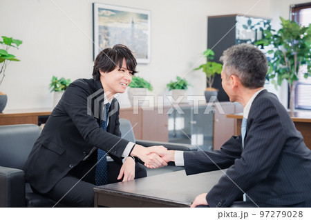 B2B商談で握手を交わすビジネスマン 97279028