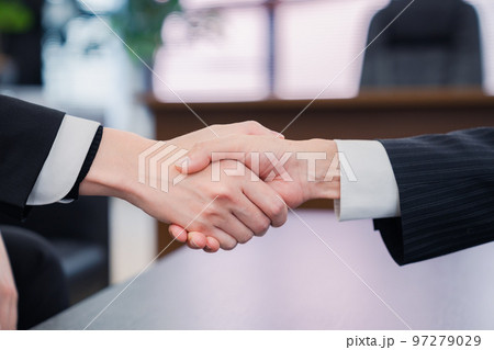 B2B商談で握手を交わすビジネスマン 97279029