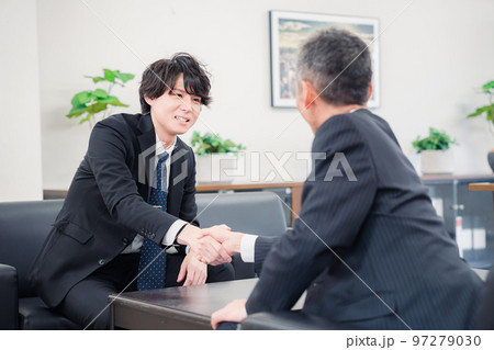 B2B商談で握手を交わすビジネスマン B2B商談で握手を交わすビジネスマン 97279030