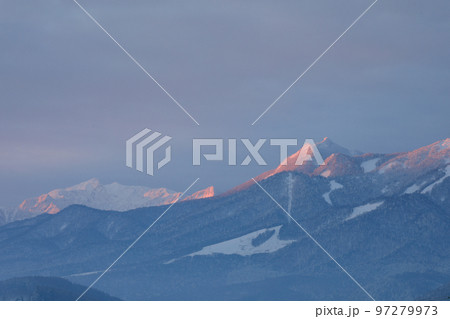 【北海道】朝日に染まる冬山 【北海道】朝日に染まる冬山 97279973
