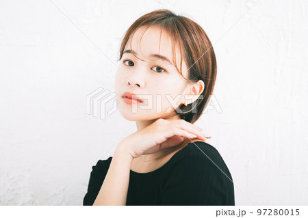 若い女性のヘアスタイル、ビューティーイメージ 97280015