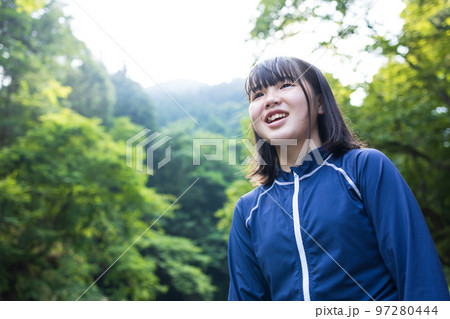 川遊びを楽しむ子供たち 川遊びを楽しむ子供たち 97280444