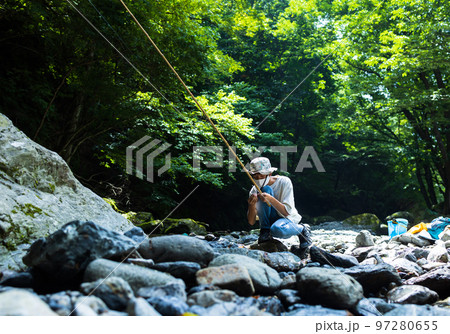 渓流で釣りを楽しむ子ども 97280655