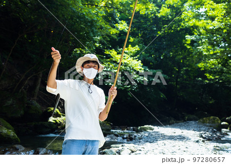 渓流で釣りを楽しむ子ども 97280657