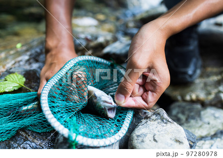 渓流で釣りを楽しむ子ども 97280978