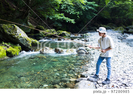 渓流で釣りを楽しむ子ども 渓流で釣りを楽しむ子ども 97280985