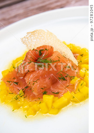 Recipe for salmon gravlax with mango brumoise and white balsamic vinegar dressing Recipe for salmon gravlax with mango brumoise and white balsamic vinegar dressing 97281045
