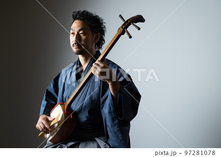 髭の男性の和楽器シリーズ　三味線　　　 97281078