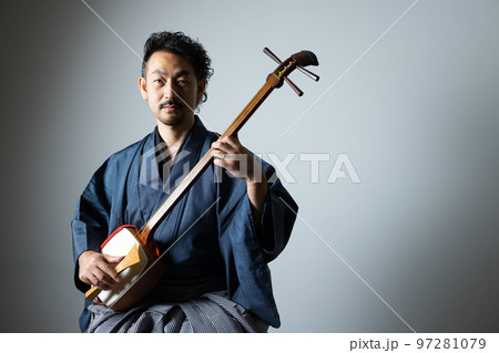 髭の男性の和楽器シリーズ　三味線　　　 97281079