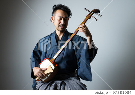 髭の男性の和楽器シリーズ　三味線　　　 97281084