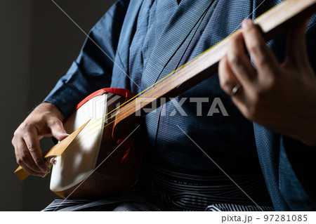 髭の男性の和楽器シリーズ 三味線 髭の男性の和楽器シリーズ 三味線 97281085