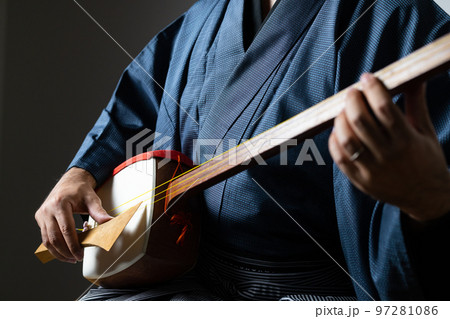 髭の男性の和楽器シリーズ 三味線 髭の男性の和楽器シリーズ 三味線 97281086