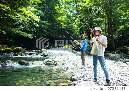 釣りを楽しむ家族 釣りを楽しむ家族 97281153