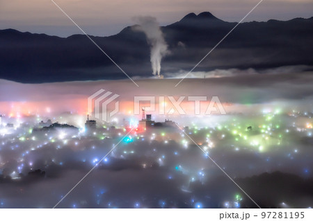 《埼玉県》秩父・幻想的な雲海の夜景 《埼玉県》秩父・幻想的な雲海の夜景 97281195